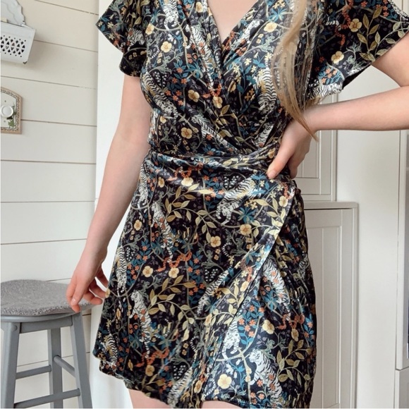 Urban Outfitters Dresses Uo Velvet Big Cat Tropical Jungle True